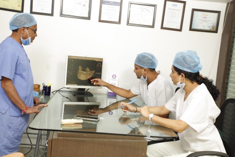 35d867ad dad5 4651 bcdd 9a970f84b221 Doctors reviewing a 3D scan before treatment
